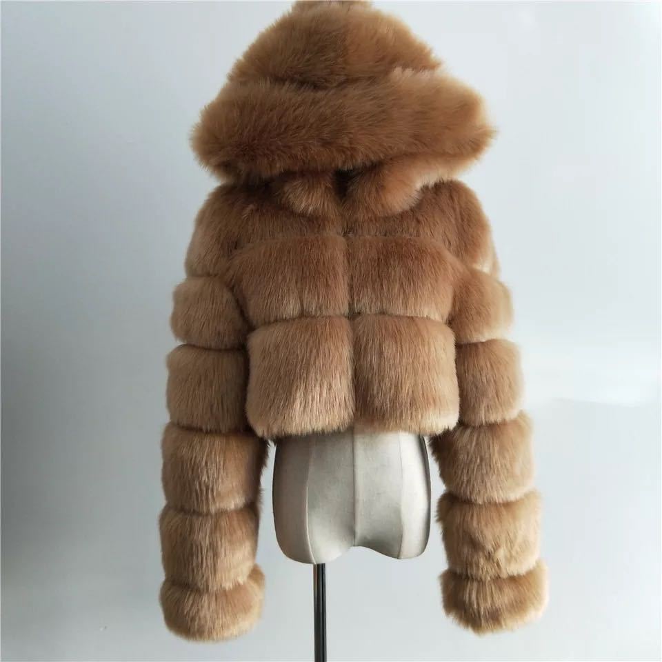 Manteau court à capuche en fausse fourrure