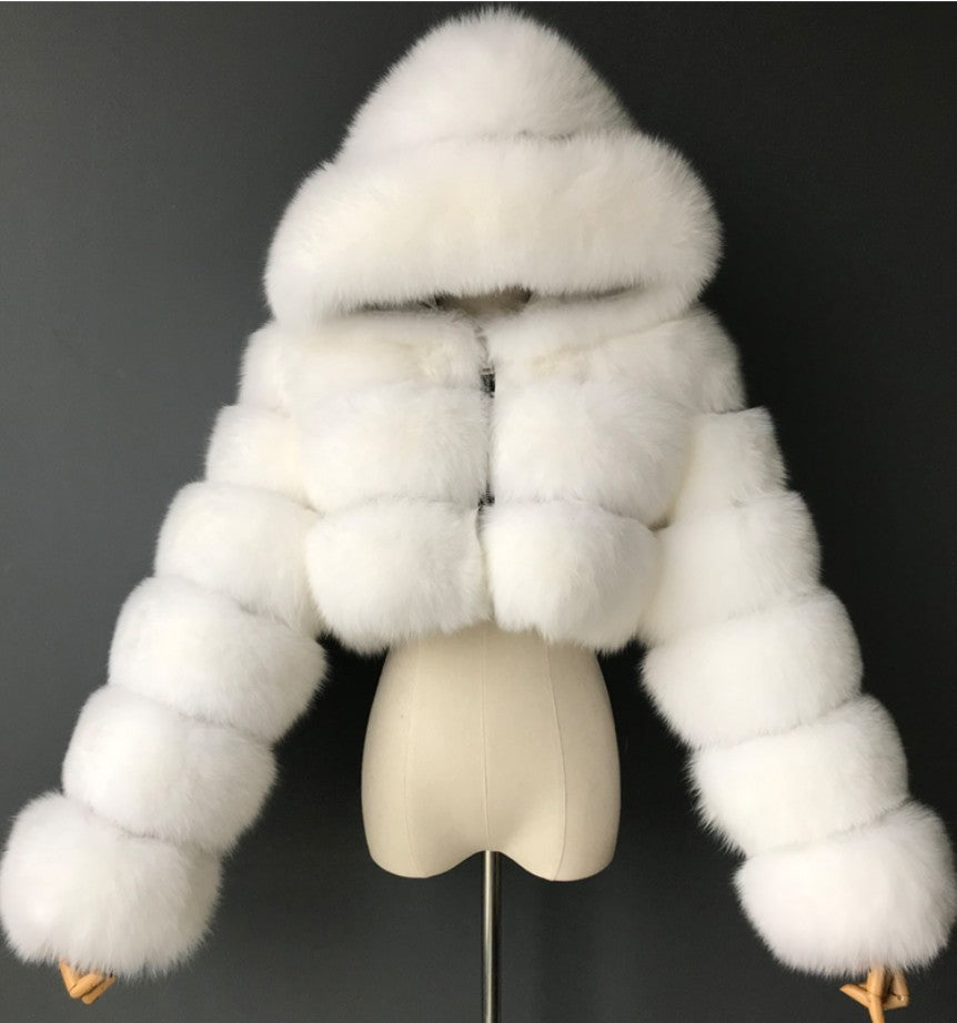 Manteau court à capuche en fausse fourrure