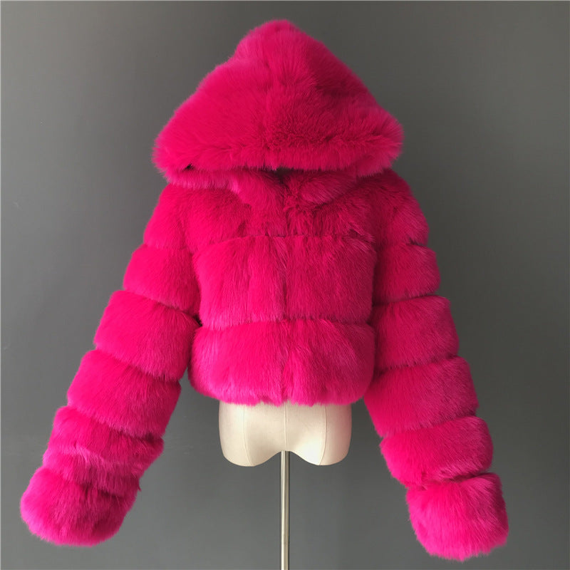 Manteau court à capuche en fausse fourrure