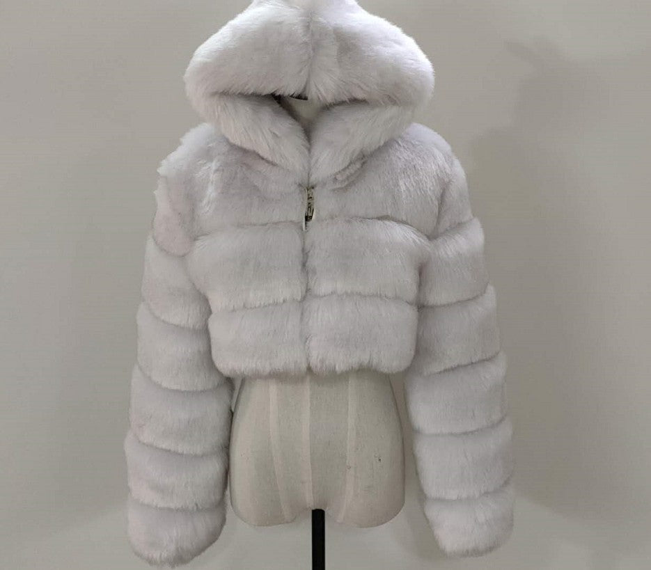 Manteau court à capuche en fausse fourrure